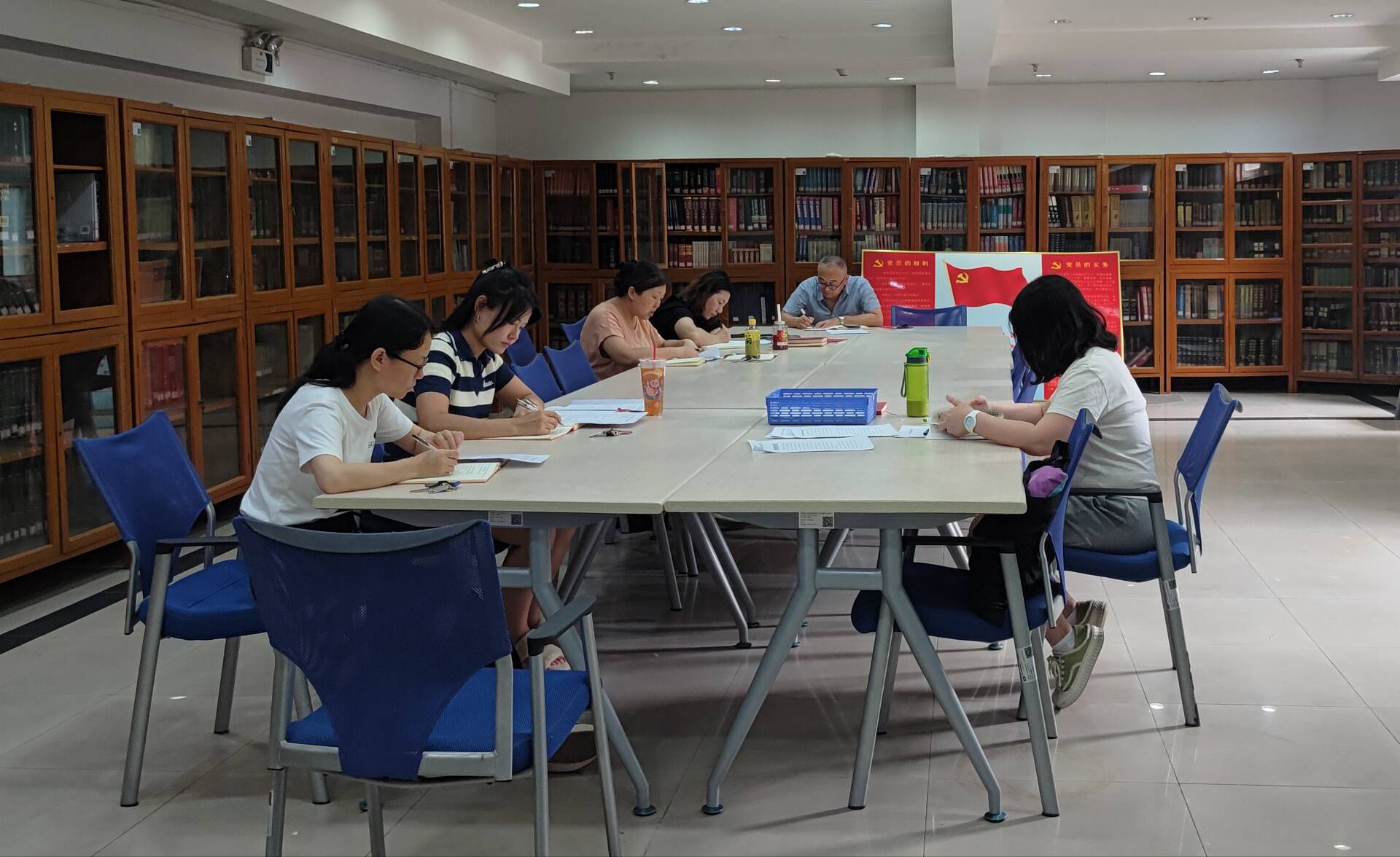 图书科研处党支部开展党员大会暨“忆初心强党性   激发奋进力量”主题党日活动