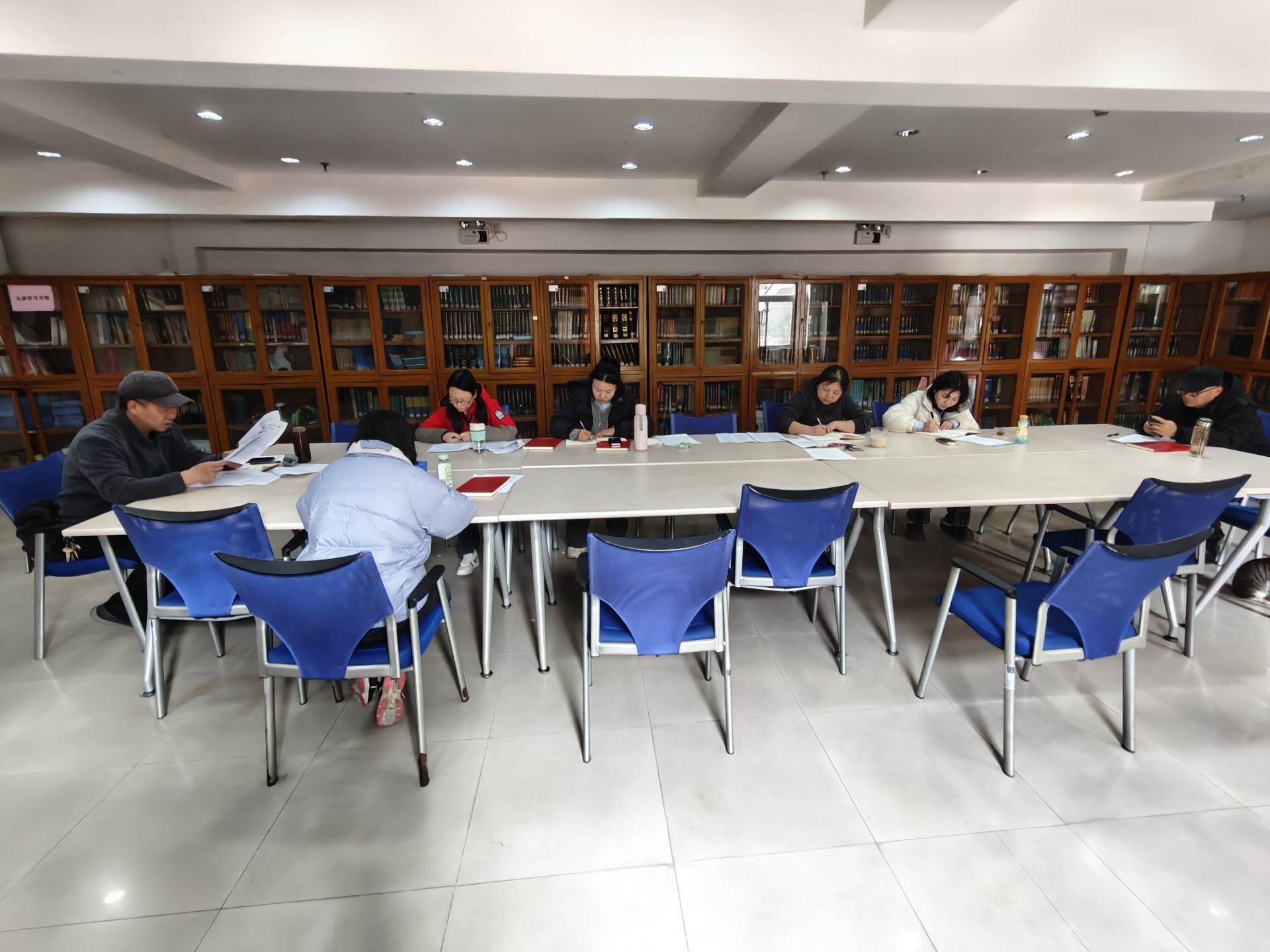 图书科研处党支部开展“树立和践行正确政绩观 扛牢主责主业 服务高质量发展”主题党日活动