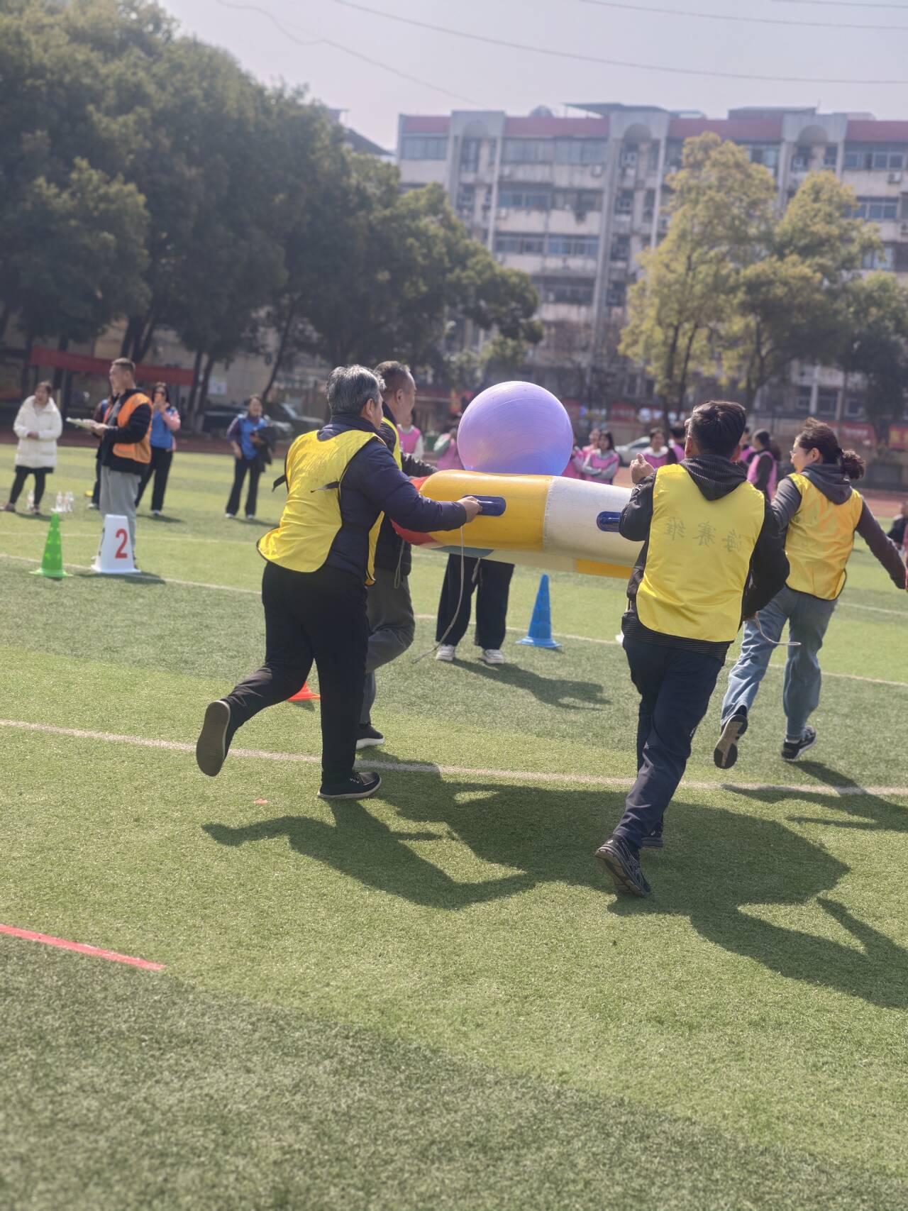 图书科研处联合战队勇夺学校趣味运动会三等奖