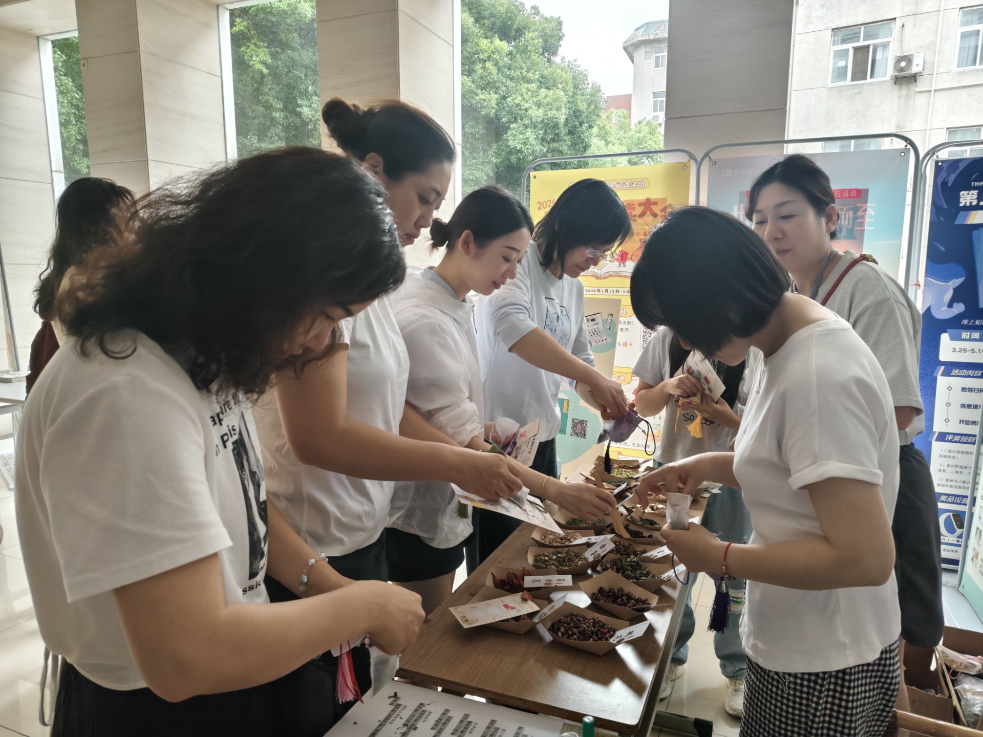 图书科研处成功举办 “草木染端阳，香囊寄安康”主题活动