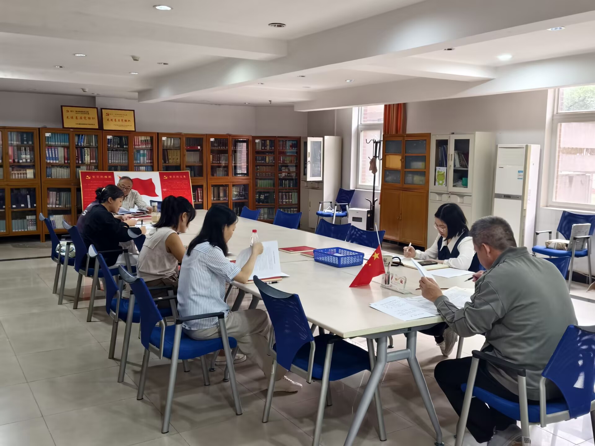 图书科研处党支部开展“学先进典型 悟初心使命 促履职担当”主题党日活动